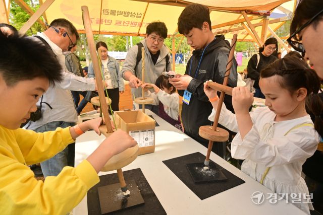 2025 연천 구석기 축제의 ‘세계 구석기 체험마당’에서 대만 부스를 방문한 어린 참가자들이 조개 펜던트 만들기를 진행하고 있다. 조주현 기자
