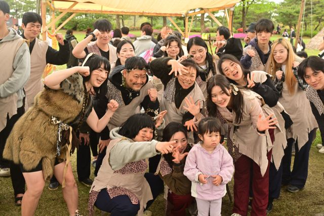 ‘제32회 연천 구석기축제’를 방문한 어린 관람객이 퍼포머들과 기념촬영을 하고 있다. 조주현 기자