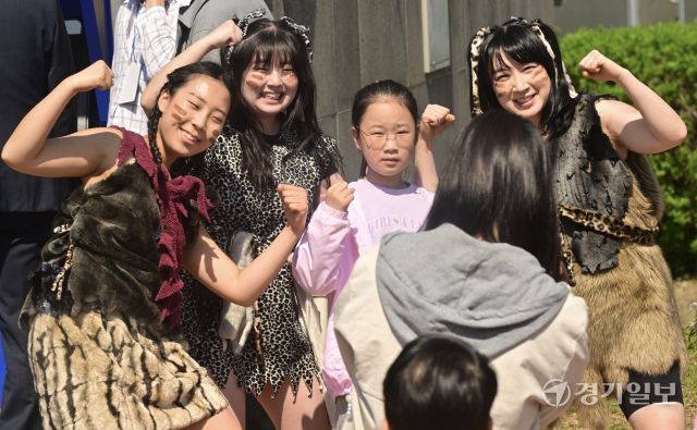 2025 구석기축제를 방문한 어린 관람객이 퍼포머들과 기념촬영을 하고 있다. 조주현 기자