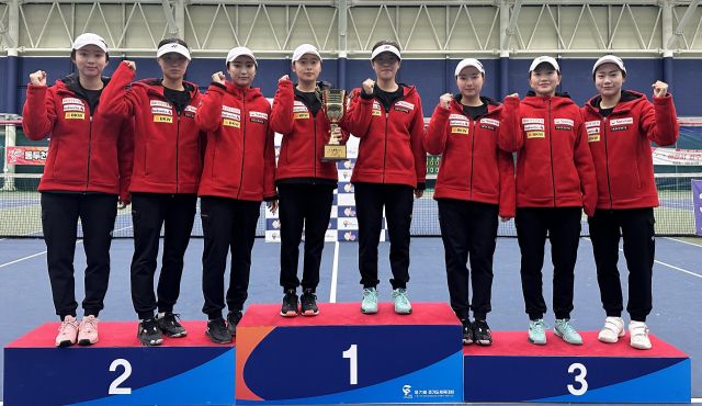 제71회 경기도체육대회 사전 경기인 소프트테니스서 여자 1부 우승을차지한 화성시청 선수들이 시상식 후 기념촬영을 하고 있다.화성시청 제공