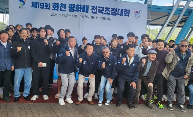 3일 오후 안교재 회장(앞줄 왼쪽 5번째)을 비롯한 협회 임원진과 윤재영 도의원(두 번째)이 제19회 화천평화배 전국조정대회에 참가 중인 경기도 선수단을 격려한 뒤 기념촬영을 하고 있다.황선학기자