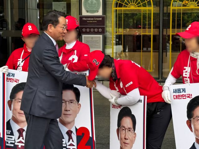 국민의힘 손범규 인천시당위원장이 지난 29일 자신의 사회관계망서비스(SNS)에 올린 사진. 유정복 인천시장이 국민의힘 김문수 대선 후보 선거운동원과 악수하고 있다. 손 위원장 SNS 갈무리