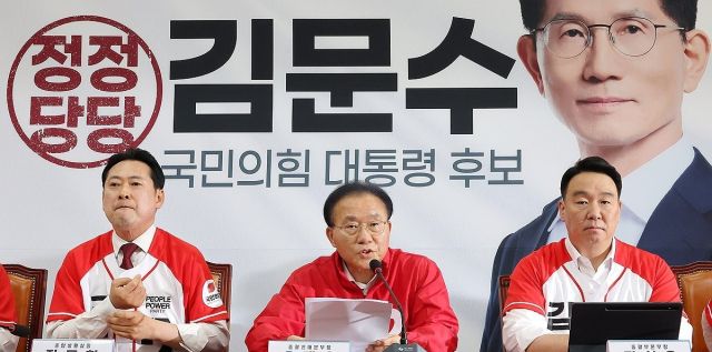 국민의힘 윤재옥 총괄선거대책본부장(가운데)이 30일 국회에서 열린 선거대책본부 본부장단 회의에서 발언하고 있다. 연합뉴스