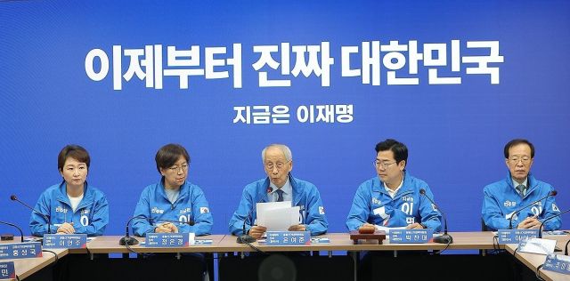 더불어민주당 윤여준 상임총괄선거대책위원장이 30일 서울 여의도 더불어민주당 중앙당사에서 열린 중앙선거대책위원회의에서 발언하고 있다. 연합뉴스