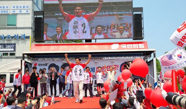 김문수 국민의힘 대통령후보가 30일 오후 여주시 홍문동 농협 여주시지부앞에서 선거유세를 하고 있다. 유진동기자
