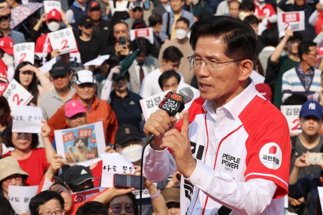 국민의힘 김문수 대선 후보가 29일 경기 안산시 안산문화광장에서 시민들에게 지지를 호소하고 있다. 연합뉴스
