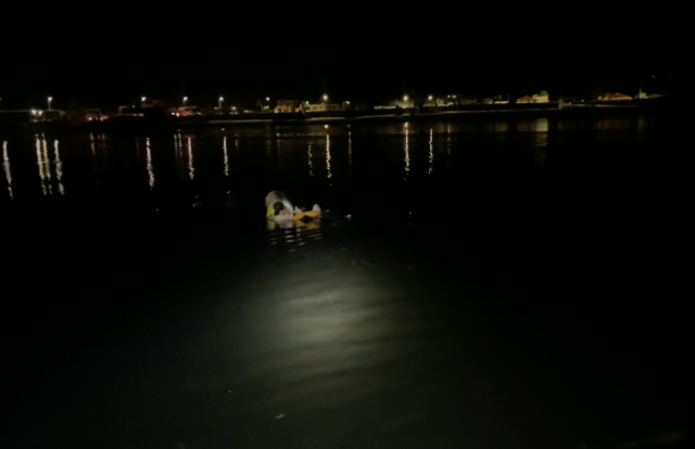 인천해양경찰서 영흥파출소 경찰관이 30일 옹진군 영흥면 선재도 인근에서 고립자를 구조하고 있다. 인천해양경찰서 제공