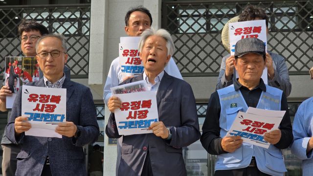 정세일 생명평화포럼 상임대표가 30일 인천시청 앞에서 열린 유 시장 규탄 기자회견에서 발언하고 있다. 장민재 기자