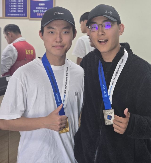 제1회 IBK기업은행장배 전국사격대회 남고부 트랩에서 우승, 시즌 2관왕에 오른 정호영(왼쪽)이 2위 안위민과 시상식 후 기념촬영을 하고 있다.선수부모 제공