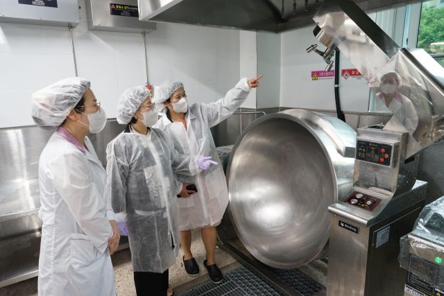 의정부교육지원청 원순자 교육장이 30일 회룡초등학교에서 자율선택급식 운영현황을 점검하고 있다. 의정부교육지원청 제공