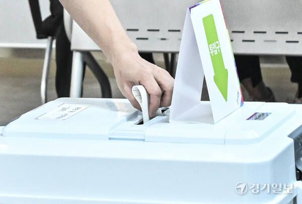 제21대 대통령선거 사전투표가 시작된 지난 29일 화성시 동탄1동 사전투표소에서 한 유권자가 투표를 하고 있다. 경기일보DB