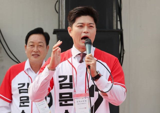 국민의힘 김용태 비상대책위원장이 30일 경기 가평군 청평시계탑 광장에서 열린 김문수 대선 후보 유세에서 지지를 호소하고 있다. 연합뉴스