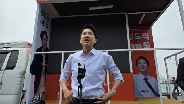 31일 개혁신당 이준석 대선후보가 인천 중구 월미도 선착장 앞에서 유세를 마치고 백브리핑으로 하고 있다. 장민재 기자