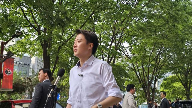 개혁신당 이준석 대선후보가 31일 오후 수원시 장안구 KT위즈파크 유세에 나서기 전 기자들과 만나 백브리핑을 하고 있다. 김경희기자