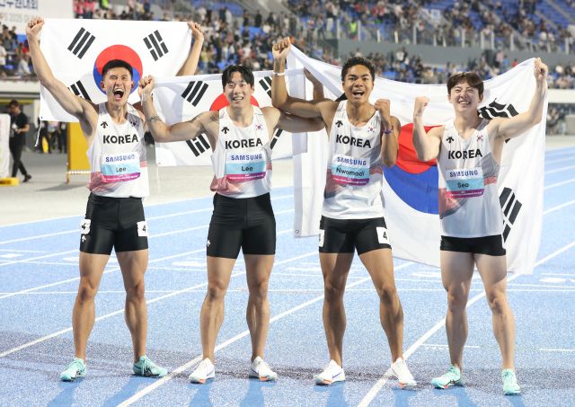 31일 구미시민운동장에서 열린 ‘2025 구미 아시아육상선수권대회’ 남자 400m 계주에서 사상 첫 금메달을 획득한 한국 대표팀 (왼쪽부터)이준혁, 이재성, 나마디 조엘진, 서민준이 태극기를 펼쳐들고 환호하고 있다.연합뉴스