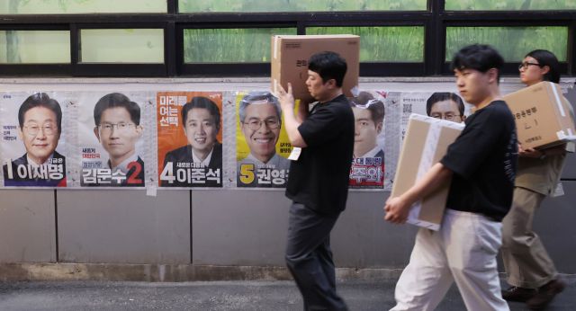 사전투표 둘째 날인 지난 30일 서울 중구 소공동주민센터의 사전투표소에서 사전투표사무원들이 관내 사전투표함과 관외 사전투표지를 이송하고 있다. 연합뉴스