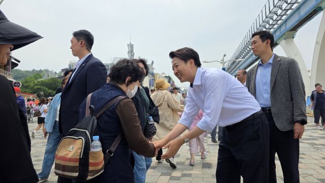 31일 개혁신당 이준석 대선 후보가 인천 중구 월미문화로를 걸으며 시민들과 인사를 나누고 있다. 장민재 기자