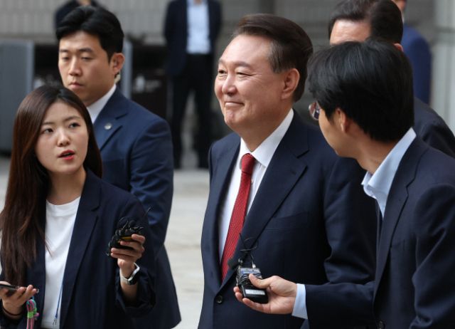 윤석열 전 대통령이 지난 26일 서울 서초구 서울중앙지방법원에서 열린 내란 우두머리 혐의•직권남용 권리행사 방해 혐의 사건 5차 공판을 마친 후 취재진의 질문을 받으며 법정을 나서고 있다. 연합뉴스