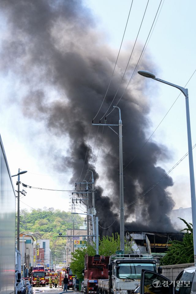 4일 오전 8시 56분께 군포시 당정동 한 금속가공 공장에서 화재가 발생해 소방관들이 진화작업을 벌이고 있다. 화재 당시 공장이 가동하지 않는 상태였기에 다행히 다친 사람은 없었다. 소방당국은 진화 작업을 완전히 마치는 대로 자세한 화재 경위를 조사할 방침이다. 윤원규기자