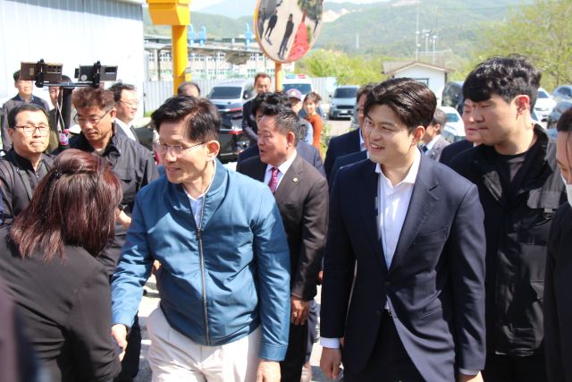 국민의힘 김문수 후보(왼쪽), 김용태 의원이 4일 포천 장자마을은 방문하고 있다. 의원실 제공