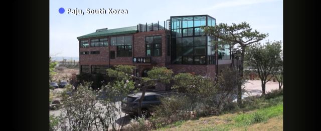 프랑스 AFP통신이 6.3대선을 앞두고 접경지역 파주 시민들의 평화로운 일상을 조명한 프로그램을 제작, 전 세계에 알려 눈길을 끌고 있다. 사진은 다온숲카페 전경. AFP통신 유투브 갈무리