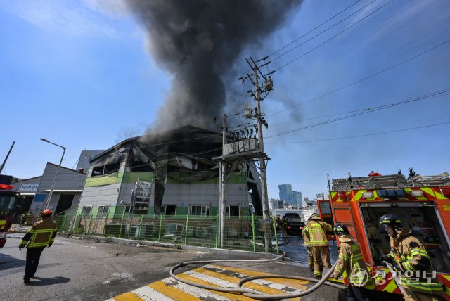 4일 오전 8시 56분께 군포시 당정동 한 금속가공 공장에서 화재가 발생해 소방관들이 진화작업을 벌이고 있다. 화재 당시 공장이 가동하지 않는 상태였기에 다행히 다친 사람은 없었다. 소방당국은 진화 작업을 완전히 마치는 대로 자세한 화재 경위를 조사할 방침이다. 윤원규기자