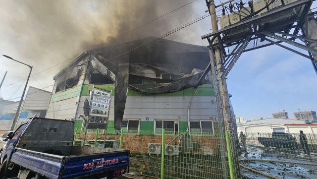 4일 오전 8시55분께 군포시 한 금속가공업체에서 화재가 발생했다 경기도소방재난본부 제공