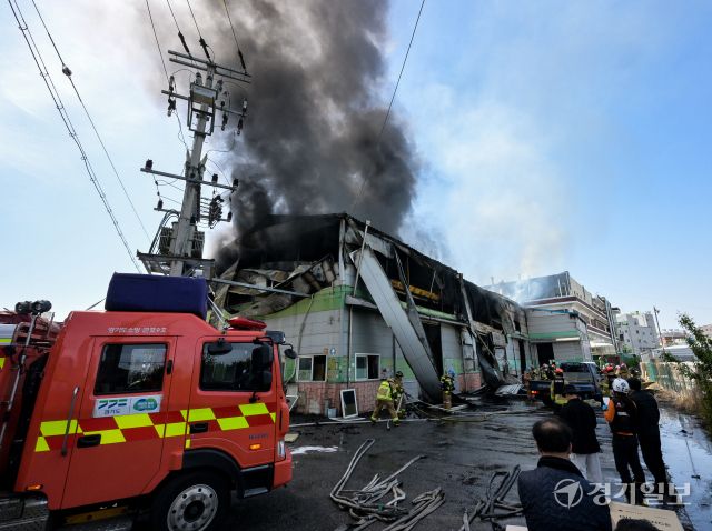 4일 오전 8시 56분께 군포시 당정동 한 금속가공 공장에서 화재가 발생해 소방관들이 진화작업을 벌이고 있다. 화재 당시 공장이 가동하지 않는 상태였기에 다행히 다친 사람은 없었다. 소방당국은 진화 작업을 완전히 마치는 대로 자세한 화재 경위를 조사할 방침이다. 윤원규기자