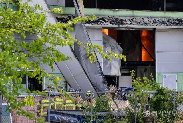 4일 오전 8시 56분께 군포시 당정동 한 금속가공 공장에서 화재가 발생해 소방관들이 진화작업을 벌이고 있다. 화재 당시 공장이 가동하지 않는 상태였기에 다행히 다친 사람은 없었다. 소방당국은 진화 작업을 완전히 마치는 대로 자세한 화재 경위를 조사할 방침이다. 윤원규기자