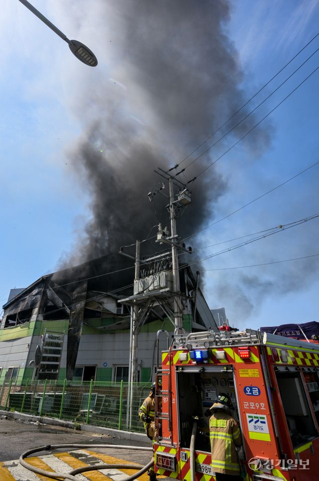 4일 오전 8시 56분께 군포시 당정동 한 금속가공 공장에서 화재가 발생해 소방관들이 진화작업을 벌이고 있다. 화재 당시 공장이 가동하지 않는 상태였기에 다행히 다친 사람은 없었다. 소방당국은 진화 작업을 완전히 마치는 대로 자세한 화재 경위를 조사할 방침이다. 윤원규기자