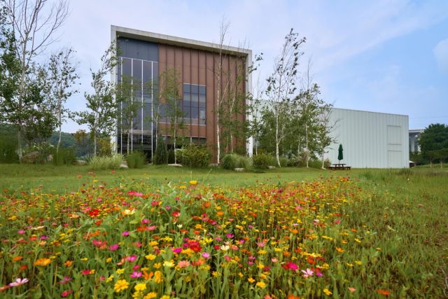사회혁신형 스마트팜 및 주민 커뮤니티 공간으로 구축될 용인시 처인구 양지면 소재 가방공장 폐기숙사 건물 전경. 용인특례시 제공