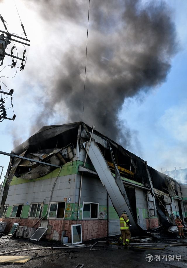 4일 오전 8시 56분께 군포시 당정동 한 금속가공 공장에서 화재가 발생해 소방관들이 진화작업을 벌이고 있다. 화재 당시 공장이 가동하지 않는 상태였기에 다행히 다친 사람은 없었다. 소방당국은 진화 작업을 완전히 마치는 대로 자세한 화재 경위를 조사할 방침이다. 윤원규기자