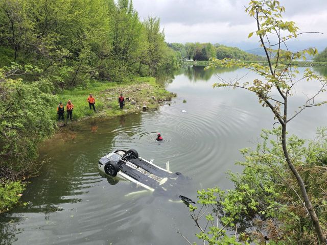 3일 오전 용인시 처인구 포곡읍 유실저수지에 승용차량이 빠져 소방당국이 출동해 대응하고 있다. 경기도소방재난본부 제공