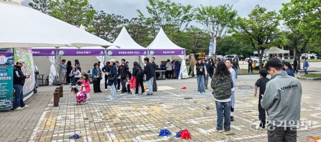 5일 광주시 곤지암도자공원에서 열린 ‘제28회 광주왕실도자페스티벌'을 찾은 시민들이 즐거운 시간을 보내고 있다. ‘전통과 미래의 동행’을 주제로 열린 이번 행사는 오는 6월까지 열린다. 독자 박태민씨 제공