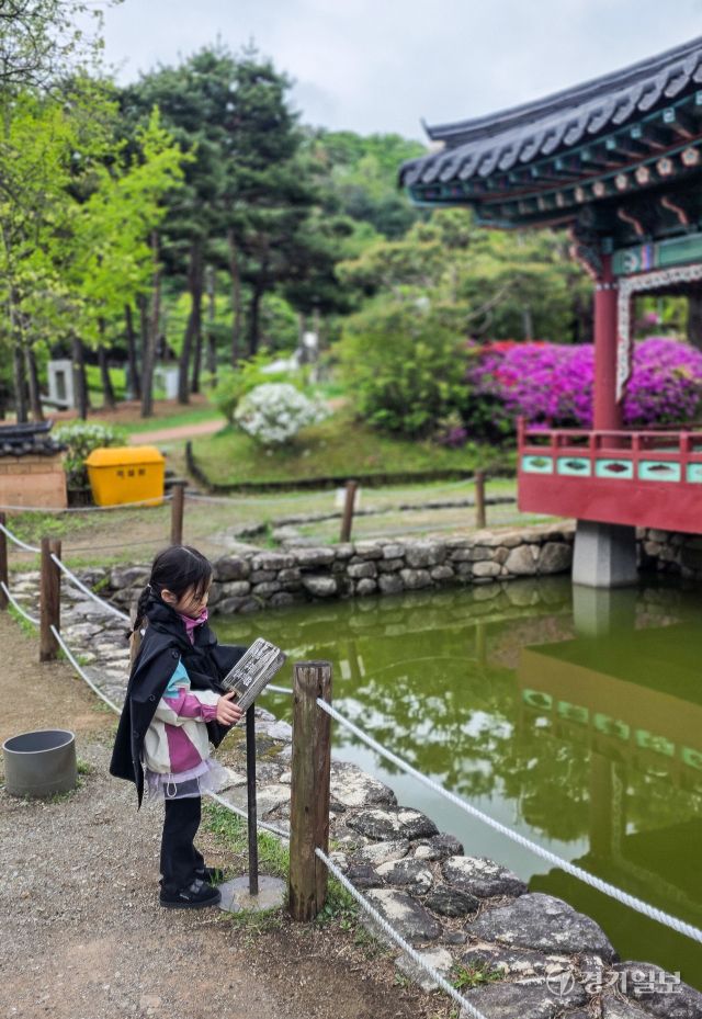 5일 광주시 곤지암도자공원에서 열린 ‘제28회 광주왕실도자페스티벌'을 찾은 시민들이 즐거운 시간을 보내고 있다. ‘전통과 미래의 동행’을 주제로 열린 이번 행사는 오는 6월까지 열린다. 독자 박태민씨 제공