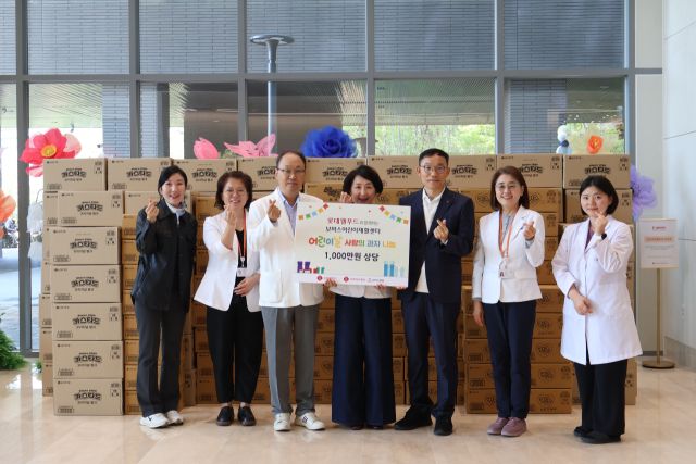 롯데웰푸드가 하남 보바스병원 어린이 재활치료센터 환아들에게 과자 선물셋트를 전달하고 쾌유를 기원했다.