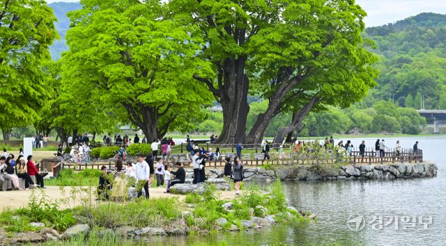 황금연휴 마지막날, 두물머리에서 휴일을 즐기는 관광객들 [포토뉴스]