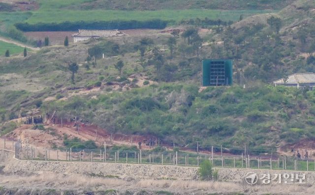 북한이 연일 신무기를 과시하고 북·중·러 3각 공조 강화를 꾀하는 등 도발을 이어가고 있는 가운데 6일 파주시 오두산통일전망대에서 바라본 북한 황해북도 개풍군 대남확성기 주변에서 북한군 병력이 공사를 하고 있다. 윤원규기자