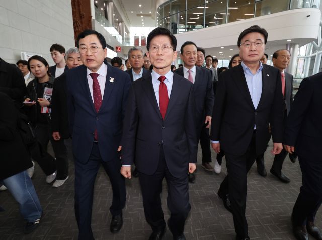 국민의힘 김문수 대선 후보가 6일 아시아태평양경제협력체(APEC) 회의장인 경북 경주시 경주화백컨벤션센터를 찾은 모습. 연합뉴스