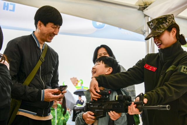 지난 3일 강화군에서 열린 ‘세계와 함께 하는 어린이날’ 기념행사에서 어린이들이 해병대 제2사단의 군 장비를 체험하고 있다. 강화군 제공