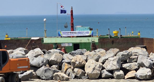 인천 옹진군의 ‘2025년 면허어장 큰돌깔기 사업’ 모습. 옹진군 제공