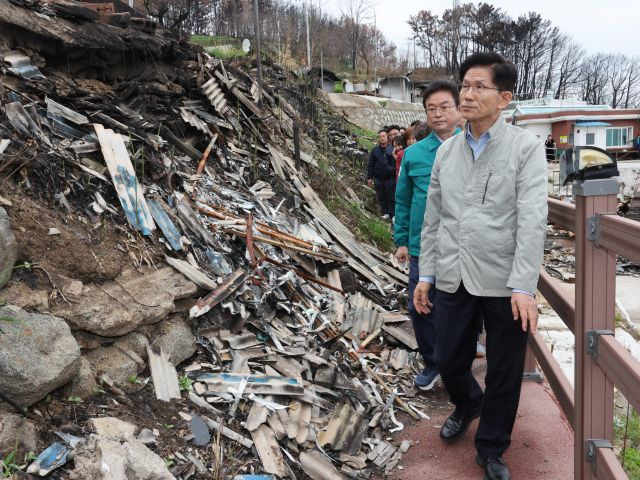 국민의힘 김문수 대선 후보가 6일 경북 영덕군 영덕읍 석리 따개비마을을 방문, 대형 산불 피해 지역을 둘러보고 있다. 연합뉴스