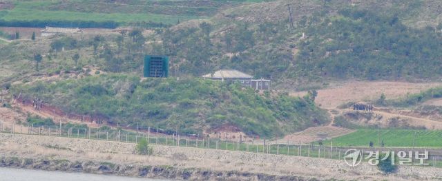 북한이 연일 신무기를 과시하고 북·중·러 3각 공조 강화를 꾀하는 등 도발을 이어가고 있는 가운데 6일 파주시 오두산통일전망대에서 바라본 북한 황해북도 개풍군 대남확성기 주변에서 북한군 병력이 공사를 하고 있다. 윤원규기자