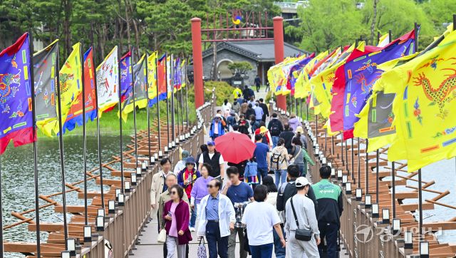 황금연휴 마지막날, 두물머리에서 휴일을 즐기는 관광객들 [포토뉴스]