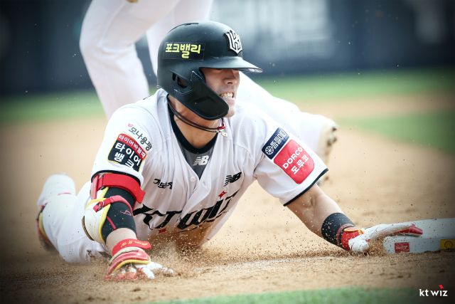 6일 수원 KT위즈파크에서 벌어진 ‘2025 신한 SOL뱅크 KBO 리그’ NC 다이노스와 홈 경기에서 7회말 3루타를 기록한 KT 위즈의 천성호가 헤드 퍼스트 슬라이딩을 하고 있다. KT 위즈 제공