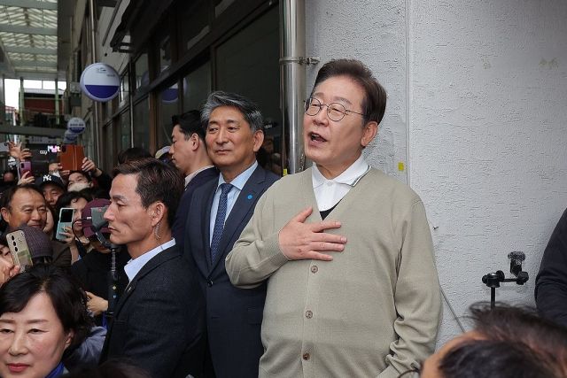 더불어민주당 이재명 대선 후보가 '골목골목 경청투어' : 국토종주편'에 나선 6일 충북 옥천군 옥천공설시장을 찾아 연설을 하고 있다. 연합뉴스