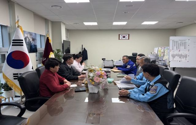 하남시의회 금광연 의장이 관내 모범운전자회 등 운수업계의 건의사항을 청취하고 있다. 하남시의회 제공