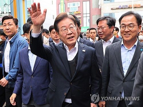 (양평=연합뉴스) 홍기원 기자 = 더불어민주당 이재명 대선 후보가 5일 경기도 양평군 양평물맑은시장에서 열린 '골목골목 경청투어'에서 시민들에게 인사하고 있다. 2025.5.5 xanadu@yna.co.kr