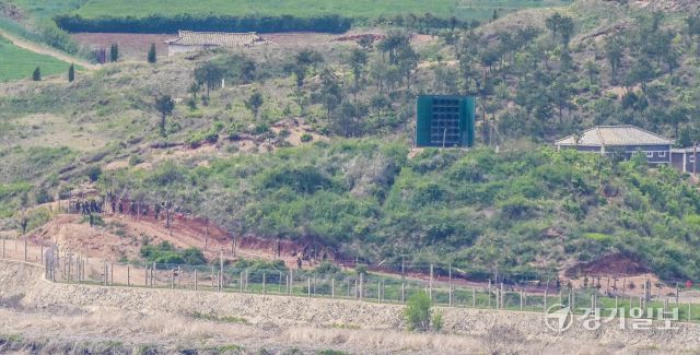북한이 연일 신무기를 과시하고 북·중·러 3각 공조 강화를 꾀하는 등 도발을 이어가고 있는 가운데 6일 파주시 오두산통일전망대에서 바라본 북한 황해북도 개풍군 대남확성기 주변에서 북한군 병력이 공사를 하고 있다. 윤원규기자