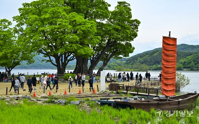 황금연휴 마지막날, 두물머리에서 휴일을 즐기는 관광객들 [포토뉴스]